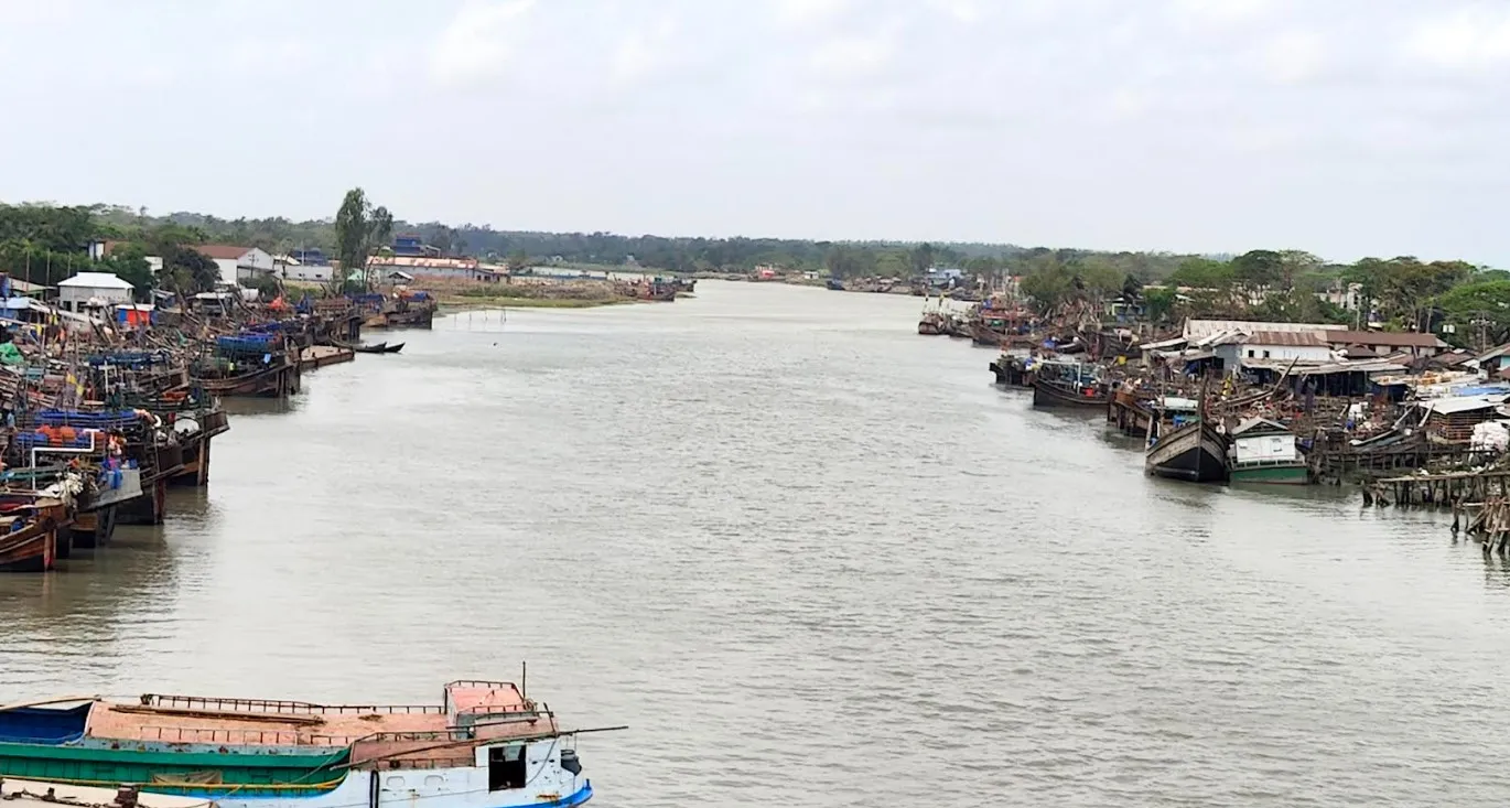 কুয়াকাটায় জ্বালানি তেলের সংকটে সাগরে যেতে পারছে না ফিশিং ট্রলার 